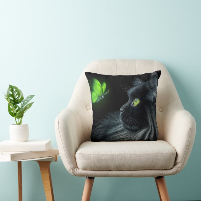Cojín Decorativo Gato negro mirando una mariposa verde brillante (Silla)
