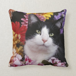 Cojín Decorativo Gato negro y blanco sobre las flores