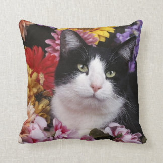 Cojín Decorativo Gato negro y blanco sobre las flores