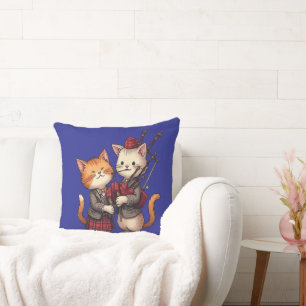 Cojín Decorativo Gatos naranjas tocando gaitas y llevando cuadros e