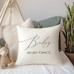 Cojín Decorativo Género sinusal sinusal neutro con nombre del bebé<br><div class="desc">Presentamos nuestra sincera neutralidad de género con almohada de lanzamiento de nombre de bebé, perfecta para cualquier temporada, ya sea otoño, invierno, primavera o verano. Esta almohada presenta un ambiente de moda boho con caligrafía moderna y elegante y un diseño minimalista en blanco y negro. Es bonito y única, con...</div>