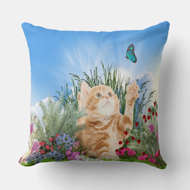 Cojín Decorativo Ginger kitten jugando con una mariposa (Anverso)