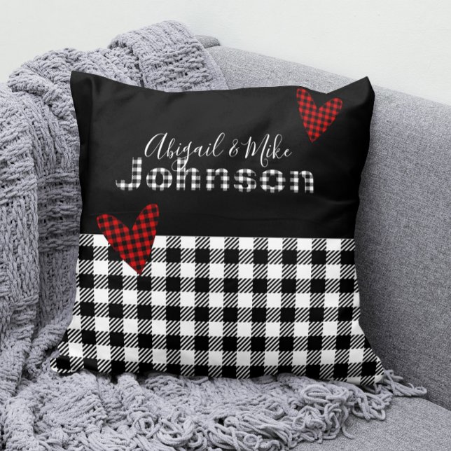 Cojín Decorativo Gingham Buffalo Check Personalizado Blanco Rojo Ne (Black, White, and Red Buffalo Check Pillow Personalized with Your Family Name)