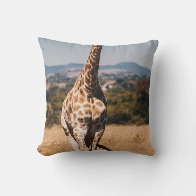 COJÍN DECORATIVO GIRAFFE RODEADO DE GRASA MARRÓN (Anverso)