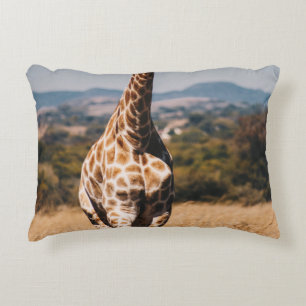 COJÍN DECORATIVO GIRAFFE RODEADO DE GRASA MARRÓN