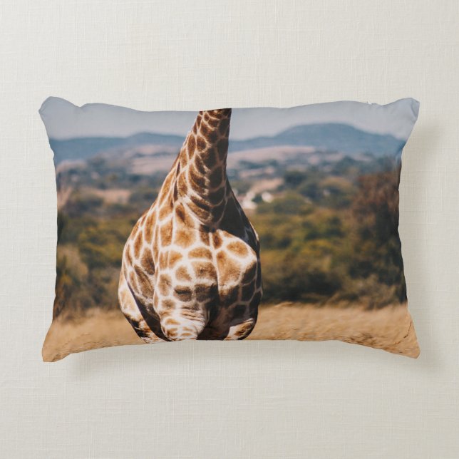 COJÍN DECORATIVO GIRAFFE RODEADO DE GRASA MARRÓN (Anverso)