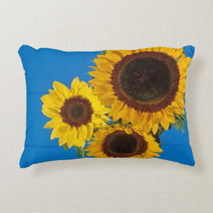 Cojín Decorativo Girasoles contra cerca azul