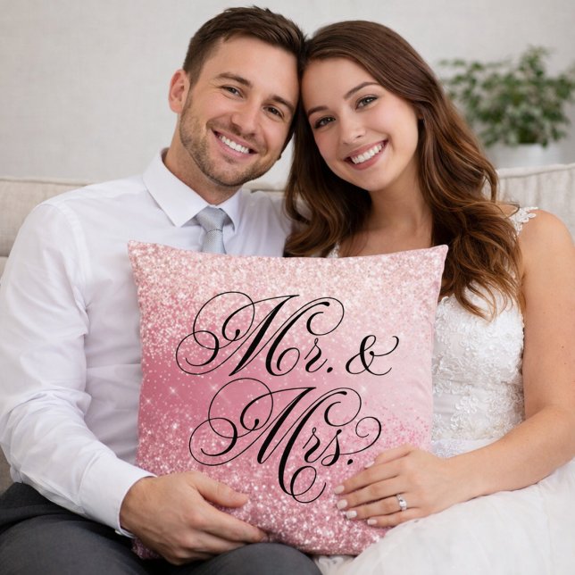 Cojín Decorativo Girly Pink Glitter Ombre Mr and Mrs Throw Pillow (Subido por el creador)