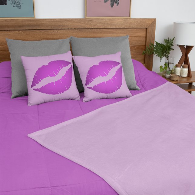 Cojín Decorativo Girly Violet Ombre Lipstick Kiss (Girly Violet Ombre Lipstick Kiss Throw Pillow)