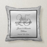 Cojín Decorativo Glitzy Silver y Black 25º Aniversario del Boda<br><div class="desc">Hermosa romántica, elegante y brillante y brillante 25 años de Boda lanzan almohada. Con un brillante marco de borde purpurinoso secuencial plateado sobre un fondo doble plateado y negro simple... Este ejemplo es para un 25º aniversario de Boda Plateado, pero se puede usar para cualquier evento. Todo el texto, el...</div>