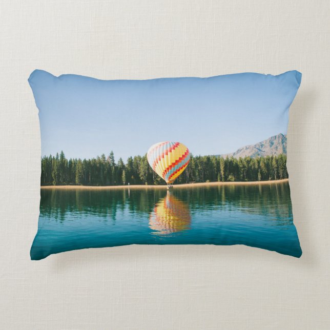 Cojín Decorativo Globo de aire caliente amarillo, rojo y azul cerca (Anverso)