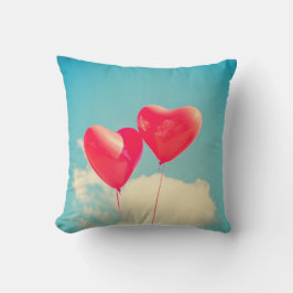 Cojín Decorativo Globos del corazón rojo contra cielo nublado