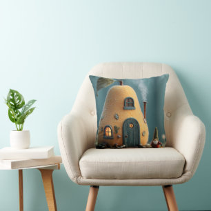 Cojín Decorativo Gnomo lindo parado junto a una cabaña de hada de p