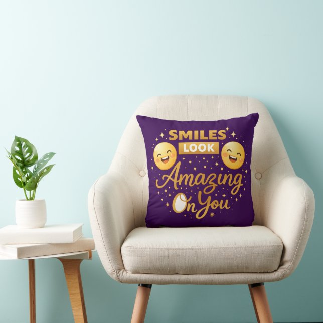 Cojín Decorativo Gold “Smiles Look Amazing On You” Throw Pillow (Silla)