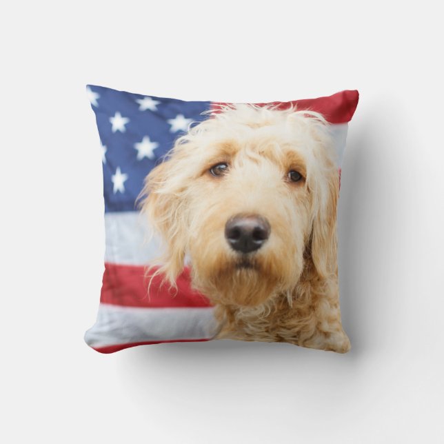 Cojín Decorativo Goldendoodle con bandera estadounidense (Anverso)