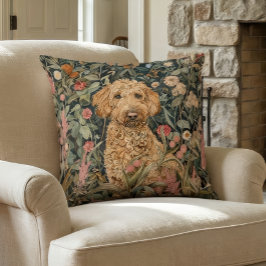 Cojín Decorativo Goldendoodle en un jardín estilo William Morris