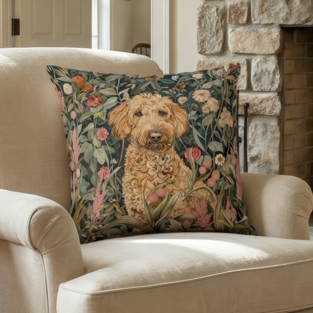 Cojín Decorativo Goldendoodle en un jardín estilo William Morris (Subido por el creador)