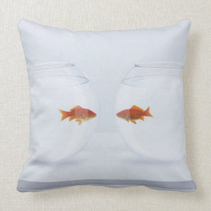 Cojín Decorativo Goldfish en los fishbowls separados que miran la
