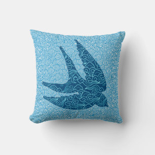 Cojín Decorativo Golondrina Japonesa en Vuelo, Cobalto y Azul Pálid