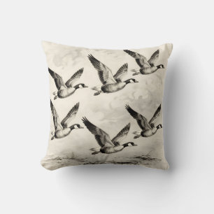 Cojín Decorativo Grabado vintage de gansos de Canadá en vuelo