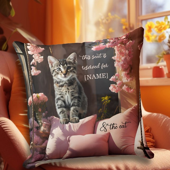Cojín Decorativo Gracioso Kitten Pink (A funny romantic pillow featuring a kitty on a pink swing bench with flowers - Valentine's Day)