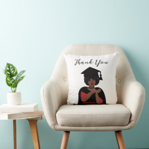 Cojín Decorativo Graduación en blanco y negro de una mujer sonrient