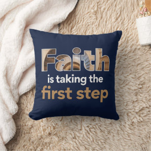 Cojín Decorativo Gráfico "La Fe Está Dando El Primer Paso" (2.W)