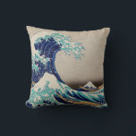 Cojín Decorativo Gran Ola de Hokusai en Kanagawa. Arte japonés vint<br><div class="desc">Katsushika Hokusai "La gran ola de Kanagawa" lanza almohada. Ilustracion japonés vintage.</div>