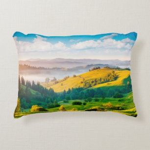 Cojín Decorativo Gran paisaje de campo a la luz de la mañana. Loca