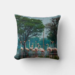 Cojín Decorativo Gran población de flamingos en el hábitat natural.