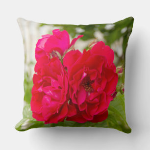 Cojín Decorativo Grandes rosas rojas en el jardín