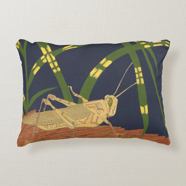 Cojín Decorativo Grapeador en hierba verde en fondo azul (Anverso)