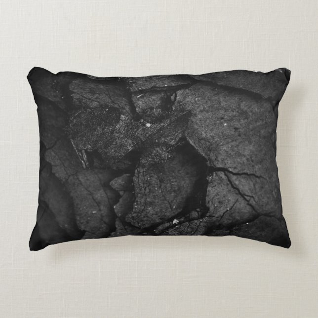 Cojín Decorativo Grayscale photography of rock formation (Anverso)