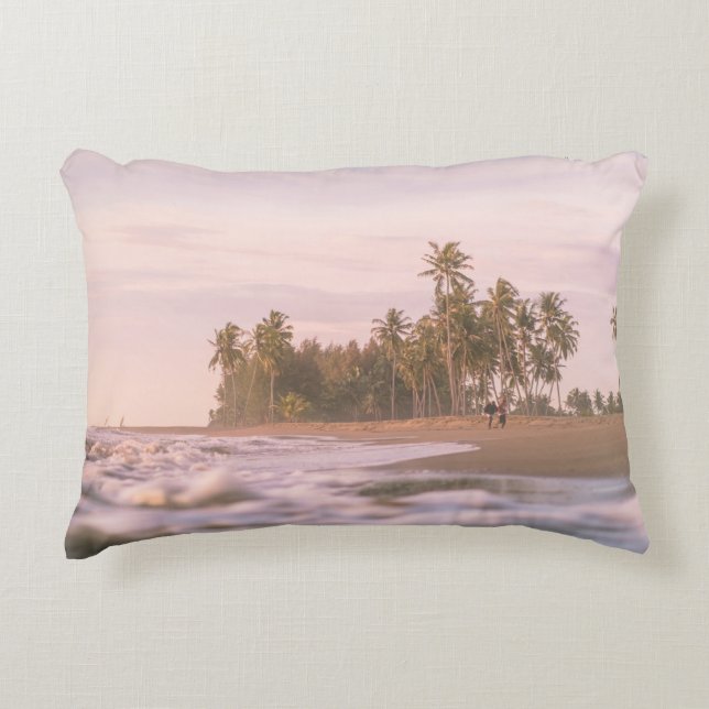 COJÍN DECORATIVO GREEN PALM TREES ON BROWN SAND UNDER WHITE CLOUDS (Anverso)
