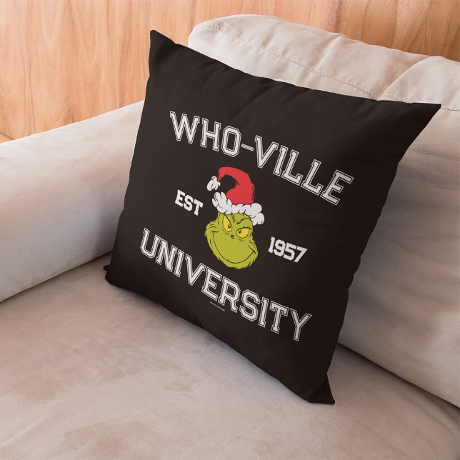 Cojín Decorativo Grinch | Universidad de Who-ville Est 1957 (Pillow on couch)