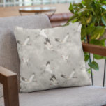Cojín Decorativo Gris de pájaro de la grúa voladora<br><div class="desc">Este diseño se puede personalizar eligiendo la opción Editar diseño. También puede transferir a otros artículos. Póngase en contacto conmigo en colorflowcreations@gmail.com o utilice la opción de chat en la parte superior de la página si desea tener este diseño en otro producto o necesita ayuda con este diseño. No puedo...</div>