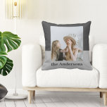 Cojín Decorativo Gris moderno | Foto | Entrega de apellidos<br><div class="desc">Gris moderno | Foto | Entrega de apellidos</div>