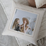 Cojín Decorativo Gris y beige modernos | Foto familiar | Regalo De<br><div class="desc">Gris y beige modernos | Foto familiar | Las almohadas de regalo caseras hacen regalos prácticos y reflexivos, ofreciendo confort y relajación al destinatario. Aquí hay una descripción de las almohadas como regalo: Regale el máximo confort y relajación con estas almohadas de lujo. Estas almohadas, elaboradas con los mejores materiales,...</div>