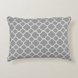 Cojín decorativo gris y blanco de Quatrefoil