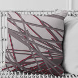 Cojín Decorativo Gris y borgoña Vino moderno elegante Resumen<br><div class="desc">La moderna almohada de tiro presenta una elegante composición lineal abstracta en burdeos y vino sobre un fondo gris. Inspirada por las altas dunas, esta almohada de tiro es reversible. Diseño artístico gris y burdeos en la parte delantera; gris sólido en la parte posterior. El diseño artístico en la parte...</div>
