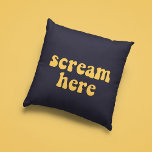 Cojín Decorativo Gritar aquí divertido retro<br><div class="desc">¡Grita aquí! Una colección de almohadas divertidas,  lindas y divertidas,  para ofrecer como regalo de la casa,  o para su propio interior. Personalizable completo: puede cambiar el color del texto y del fondo como desee.</div>
