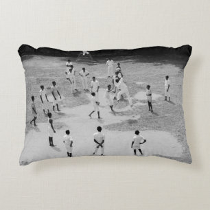 COJÍN DECORATIVO GRUPO DE PERSONAS JUGANDO BÉISBOL