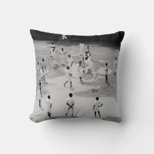 COJÍN DECORATIVO GRUPO DE PERSONAS JUGANDO BÉISBOL