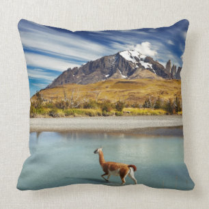 Cojín Decorativo Guanaco que cruza el río en Torres del Paine