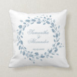 Cojín Decorativo Guión Boda de floral elegante azul turbio<br><div class="desc">Una encantadora Boda floral Pillow para los recién casados con suave azul polvoriento color agua floral que rodea los nombres de la novia y del novio con un guión elegante. Delicadas hojas para celebrar su importante día en armonía con la Naturaleza. Puede cambiar el texto del menú Personalizar y personalizar...</div>