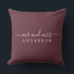 Cojín Decorativo Guión de la moda Sr. Burgundy Monograma<br><div class="desc">Moda, almohada monogramada moderna con el texto Mr. y Mrs. en blanco y elegante con un fondo burdeos. Simplemente agrega tu nombre de casado. Un regalo perfecto para la pareja recién casada. Diseñado exclusivamente para usted por Happy Dolphin Studio. Si necesita ayuda o productos coincidentes, póngase en contacto con nosotros...</div>