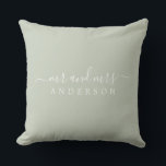 Cojín Decorativo Guión de moda Sr. Sra. Pastel Green Monograma reci<br><div class="desc">Moda, almohada monogramada moderna con el texto Mr. y Mrs. en blanco y elegante sobre un fondo verde pastel. Simplemente agrega tu nombre de casado. Un regalo perfecto para la pareja recién casada. Diseñado exclusivamente para usted por Happy Dolphin Studio. Si necesita ayuda o productos coincidentes, póngase en contacto con...</div>