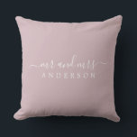 Cojín Decorativo Guión de moda Sr. Sra. Pastel Purple Newlywoed Mon<br><div class="desc">Moda, moderna almohada de color púrpura pastel monogramada con el texto Mr. y Mrs. en un guión elegante y blanco. Simplemente agrega tu nombre de casado. Un regalo perfecto para la pareja recién casada. Diseñado exclusivamente para usted por Happy Dolphin Studio. Si necesita ayuda o productos coincidentes, póngase en contacto...</div>