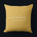 Cojín Decorativo Guión de moda Sr. Sra. Yellow Ochre Monograma reci<br><div class="desc">Moda, almohada monogramada moderna con el texto Mr. y Mrs. en blanco y elegante sobre un fondo amarillo ocre. Simplemente agrega tu nombre de casado. Un regalo de lujo perfecto para la pareja recién casada. Si necesita ayuda o productos coincidentes, póngase en contacto con nosotros en happydolphinstudio@outlook.com. ¡Estamos encantados de...</div>