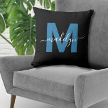 Cojín Decorativo Guión de nombre inicial monograma azul<br><div class="desc">Simple Monograma personalizado Nombre inicial Guión Cojín decorativo azul Decoración del interior Diseño del interior. Esta almohada monograma de moda combina el estilo minimalista moderno con un toque sofisticado, convirtiéndolo en la pieza de acento perfecta. Con una inicial azul brillante sobre un elegante fondo negro y un elegante nombre de...</div>